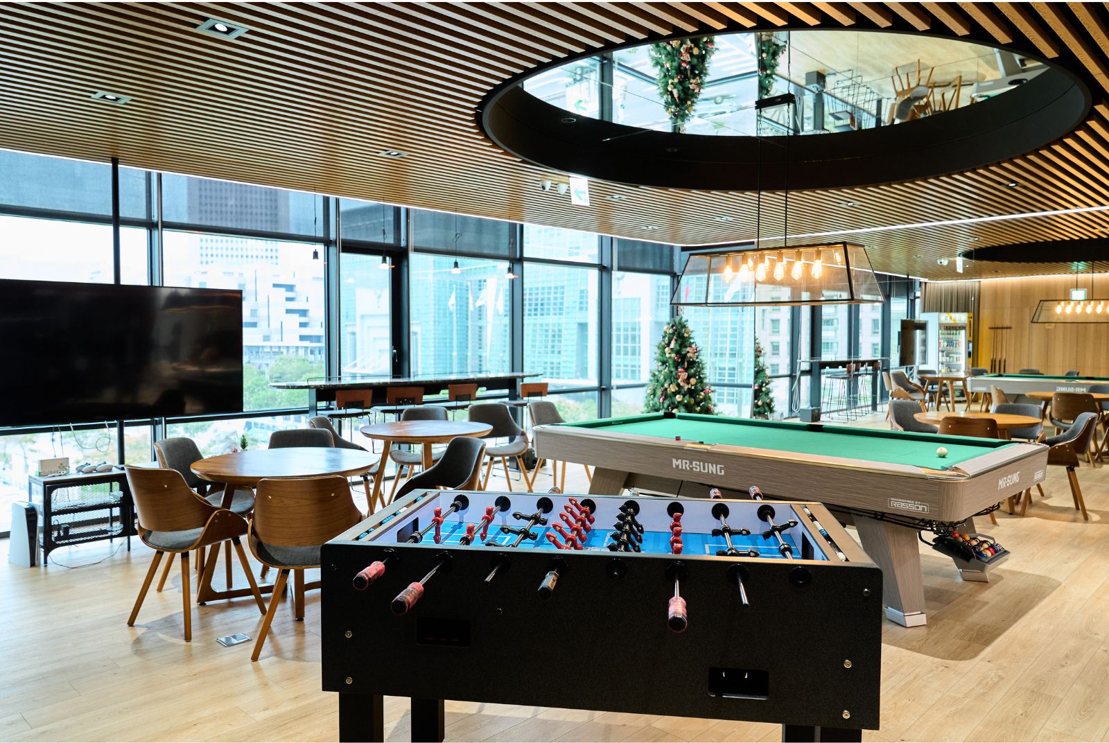辦公室內的休閒區域，鼓勵同仁除工作之外也可以參與各式各樣社團活動， 調劑身心、平衡同儕關係、家庭生活。