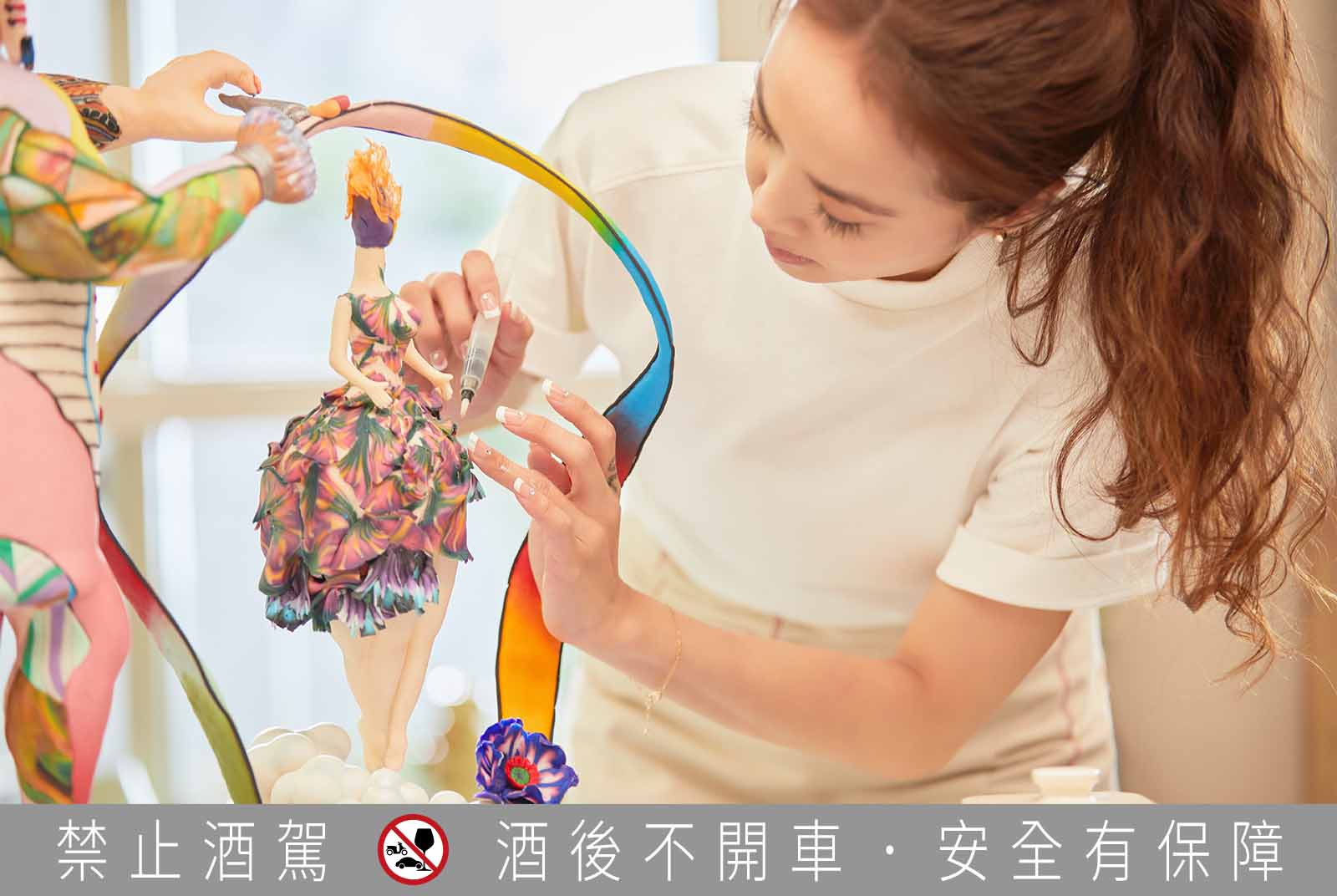「百富心藝計畫」造藝家蔡依林,以專注細膩的手工處理每一處翻糖細節,正如百富威士忌匠人一心投入製酒工藝,以堅持不懈的講究創作出最美麗的作品。 圖片來源:百富The Balvenie
