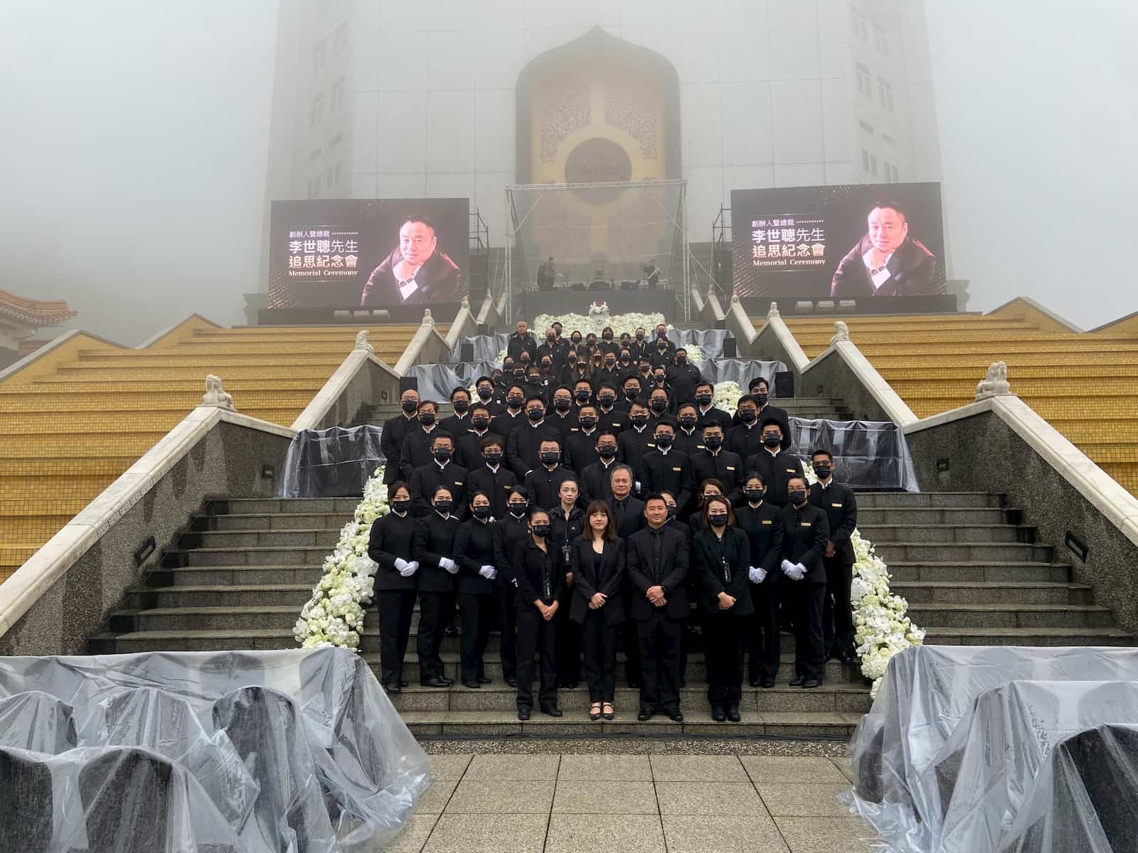 龍巖集團董事長Kelly Lee傳承父親精神，帶領全體員工以充滿溫度和意義的方式表達追思與悼念，正如龍巖品牌精神中的「Legacy傳承」核心：悼念我們所愛的人，將其精髓融入生活中，堅持那份對生命的關懷、不斷創新，以更具溫度的服務，讓每個人的生命得到最高的尊重
