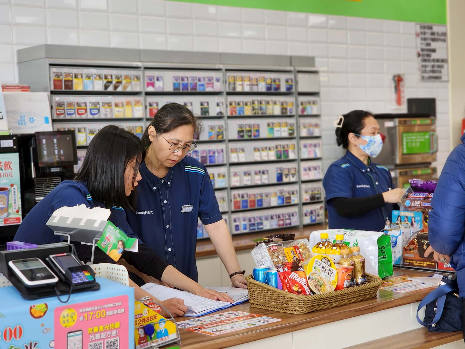 根據統計,全家便利商店在職的1812位直營店全職店鋪員工中,45歲以上在職的人數佔比13%。
