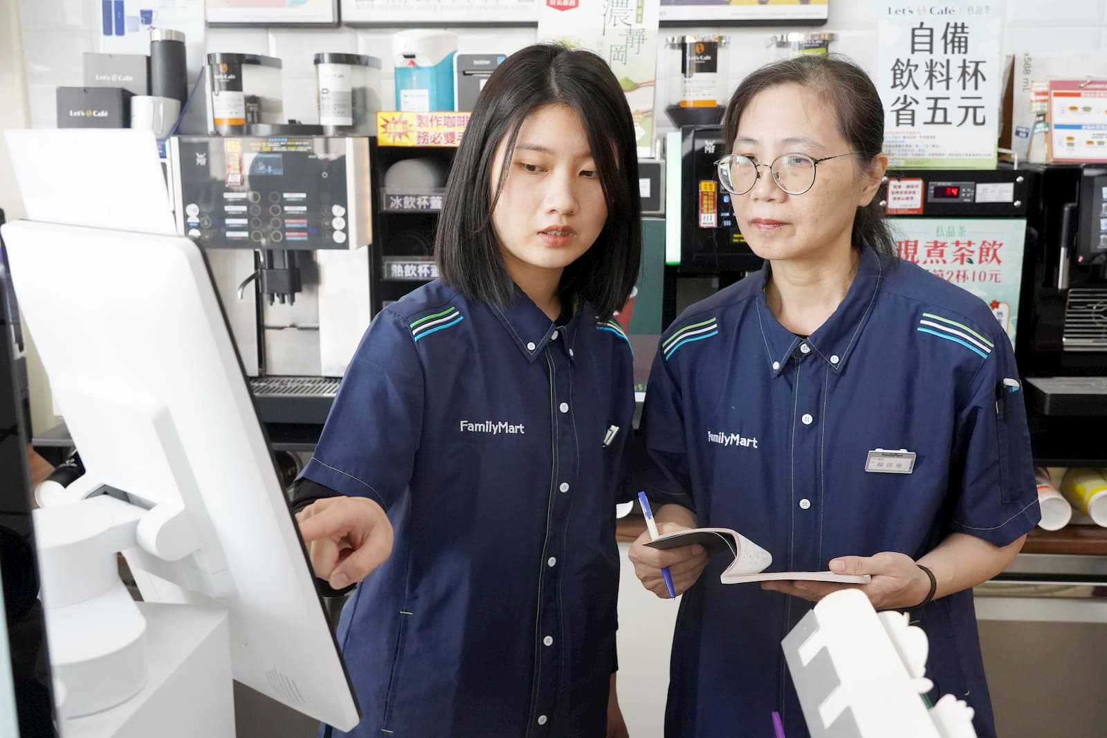全家便利商店為二度就業與中高齡求職者建立完整教育訓練課程,鼓勵店舖組成跨齡團隊,創造友善職場。