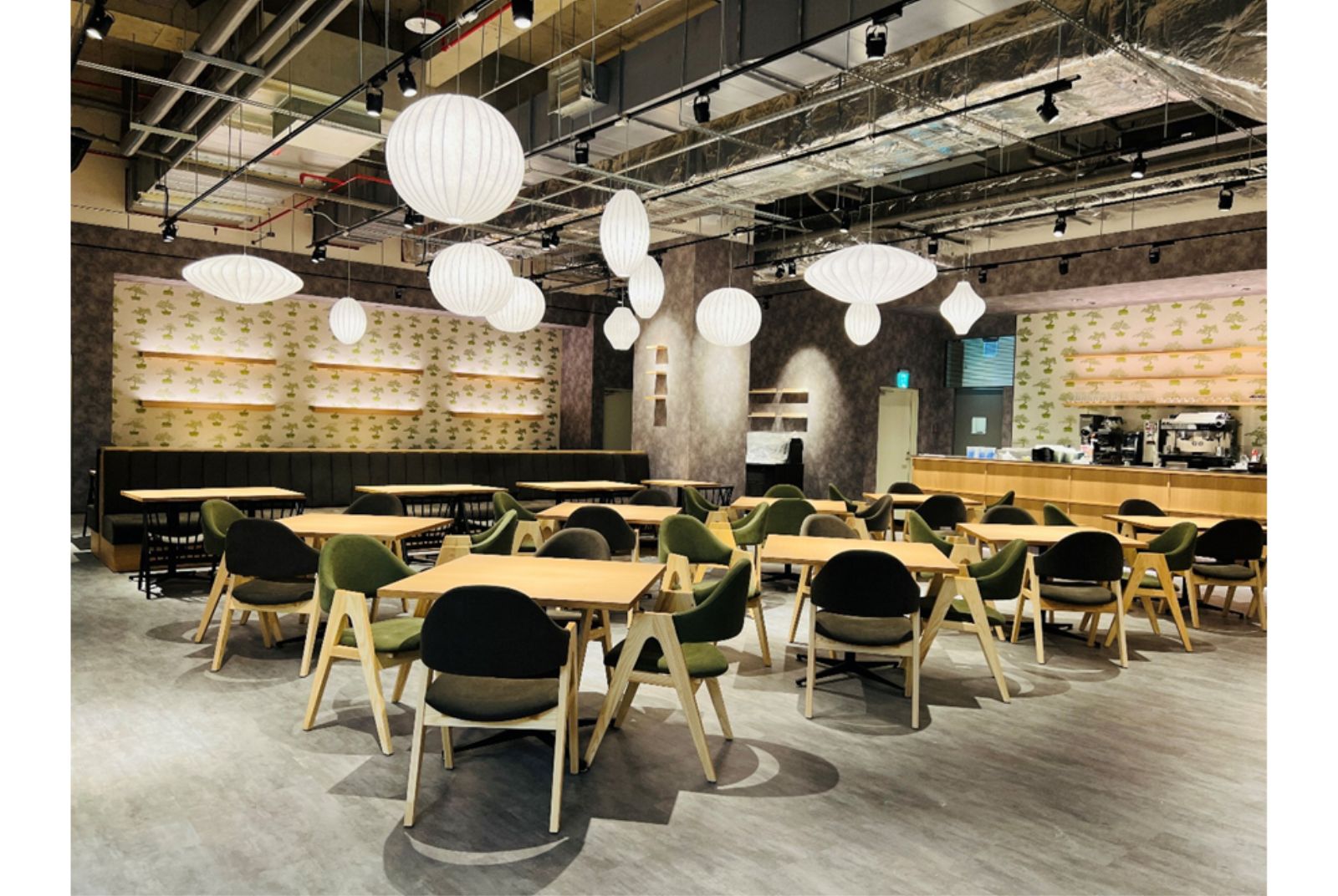 「WIRED CHAYA茶屋」LaLaport台中店,提供了容納近百人的用餐空間,日式風格的裝潢讓人彷彿置身東京
