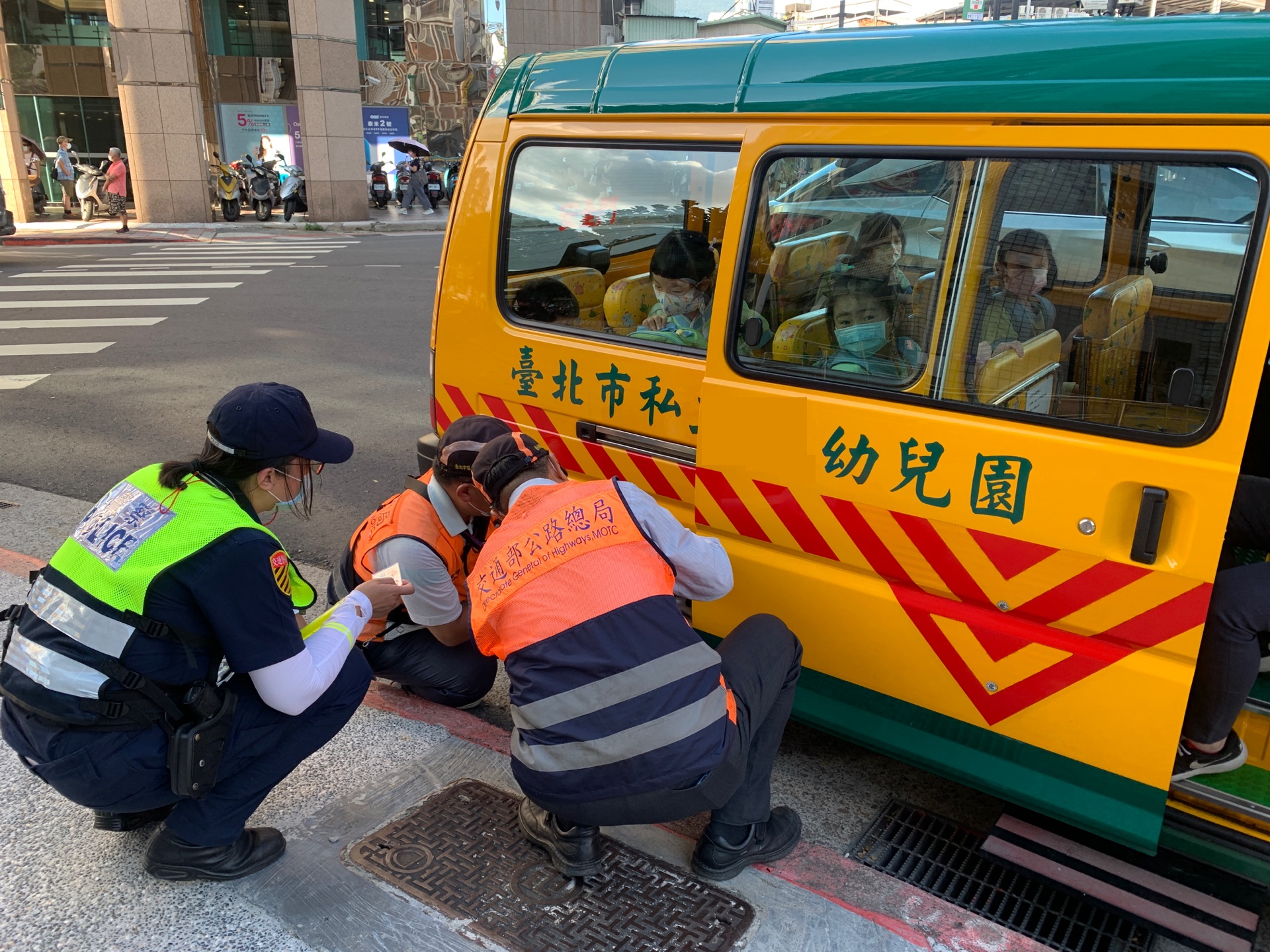 教育局、警察局及監理所聯合攔查學童交通車，增益學生乘車安全