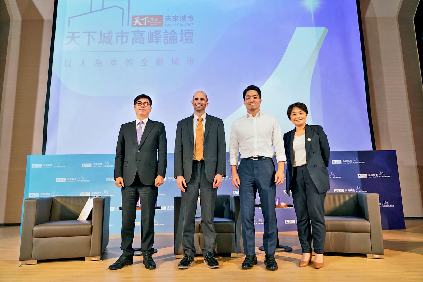 Coupang酷澎行政長羅傑(左二)、台北市長蔣萬安(右二)、高雄市長陳其邁(左一)出席「天下城市論壇」,與天下雜誌總編輯陳一姍(右一),共同探討無限商務改善城市生活,創造企業成長。