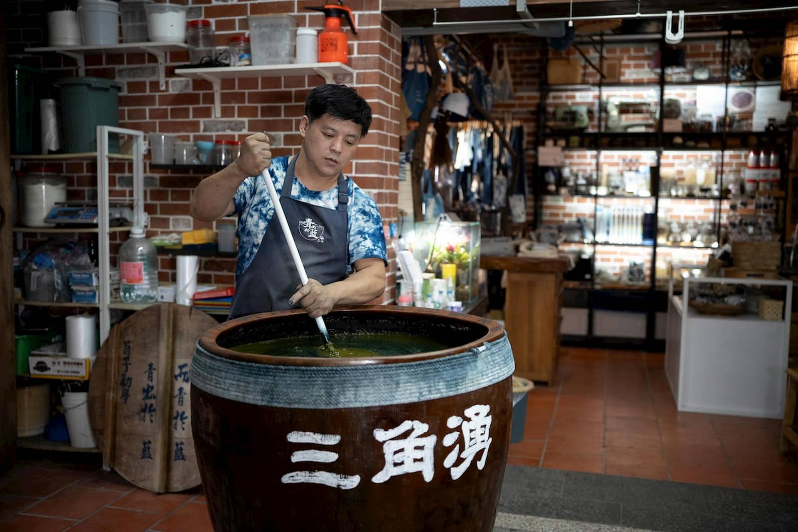 「青出於藍染工坊」劉永豐找出三峽土地種植「藍草」的最佳方程式,以藍染體現自然與手作的慢工價值。