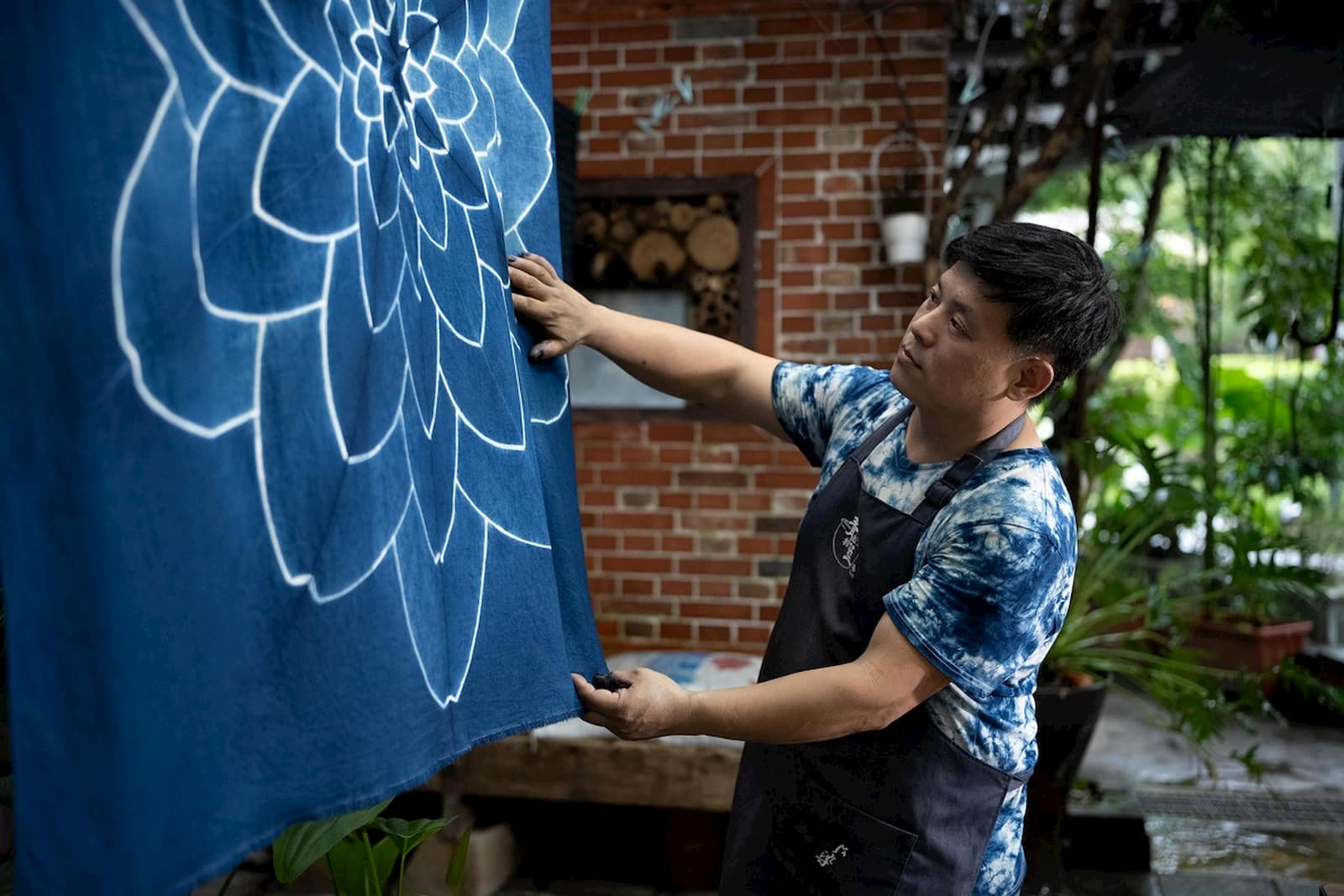 劉永豐讓藍草成為林下經濟作物,並改造藍染遊客服務中心,推廣藍染手作,每年有近6000多人體驗。