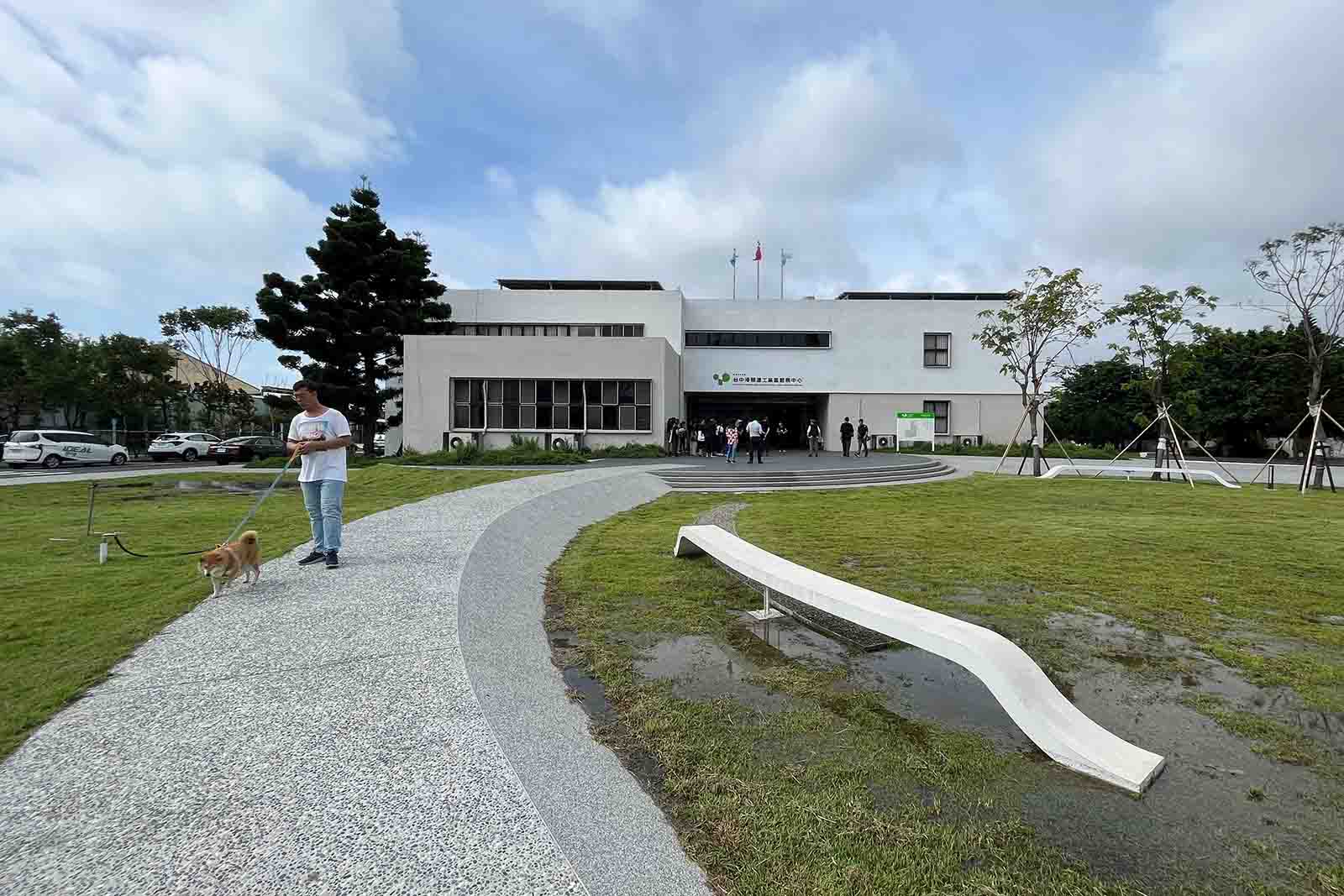 工業區-台中港關連工業區服務中心-遛狗-公園