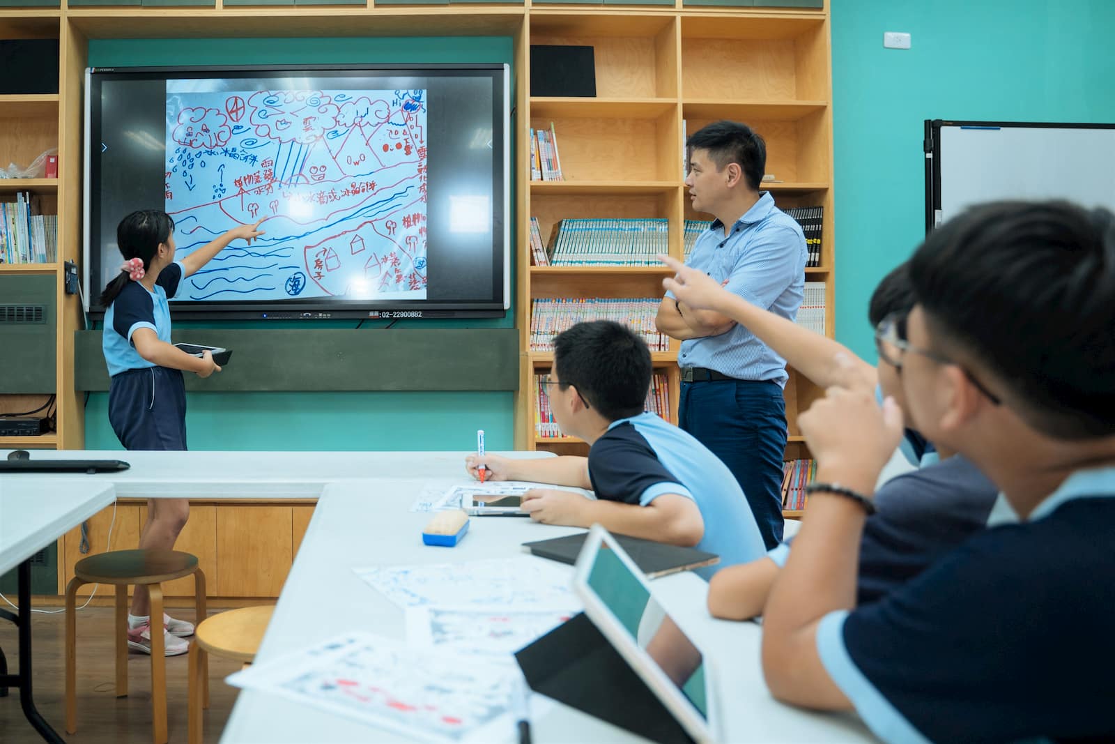 導入數位學習方式，經由學生分組討論、融合不同觀點，再上臺提出想法，能增進孩子的學習成效。