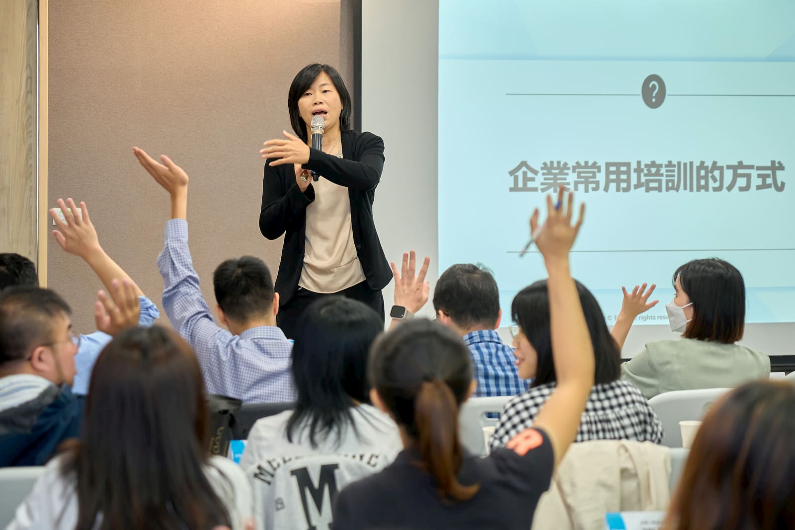 林娟老師在練功坊中與每一位學員互動、參與討論。