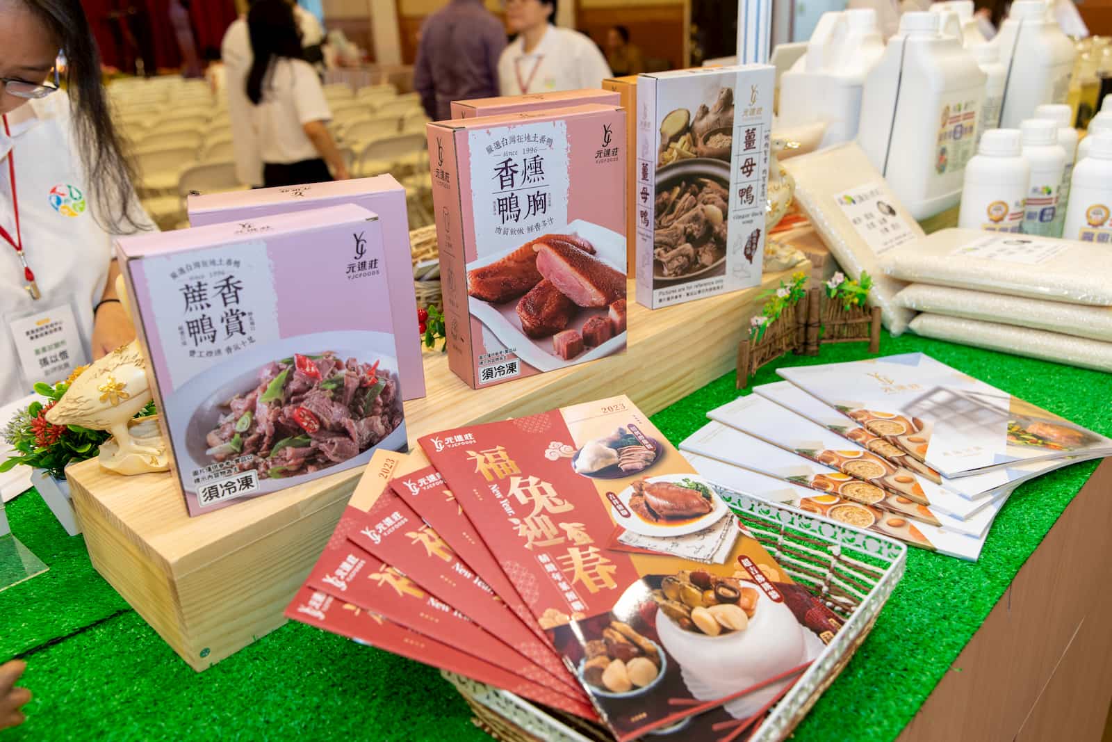 陽昇生技主要供應母公司(元進莊)優質鴨肉原料，製成各式鴨系列商品。