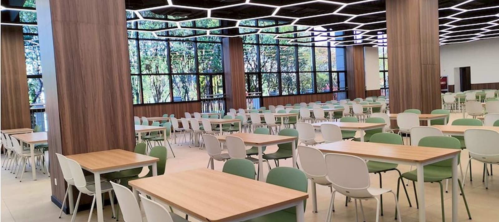 蘇州明緯智慧園區內導入380V直流集中供電與PBM夥伴燈具,供應園區照明及各種設備所需電力,直流集中供電可節省下許多電壓轉換線路,系統設置簡單且顯著降低損耗,具體示範其可行性與優點!