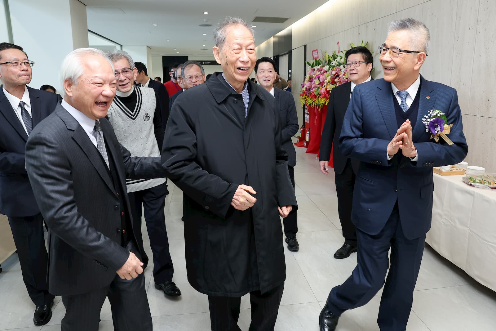 王寶輝教授無償提供學生緊急基金幫助了許多貧寒學生,而信義企業集團創辦人周俊吉也是其中受到幫助的人之一