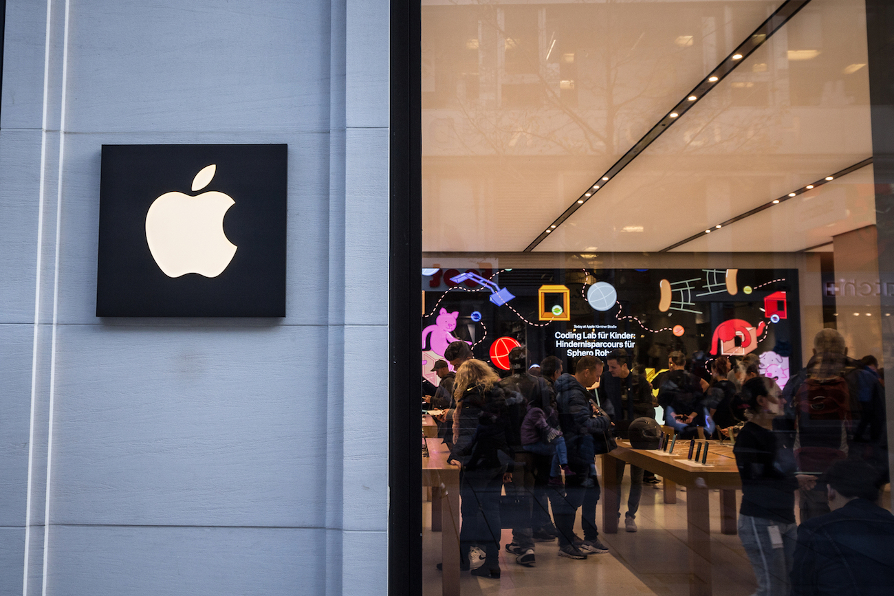 Проблемы эпл. Магазин Apple Store в Вене. Apple Store магазин с покупателями фото. Галерея Чижова эпл стор. Apple Store магазин Стоковая фотография.