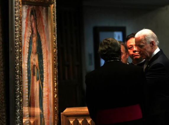 Joe Biden con la Virgen de Guadalupe