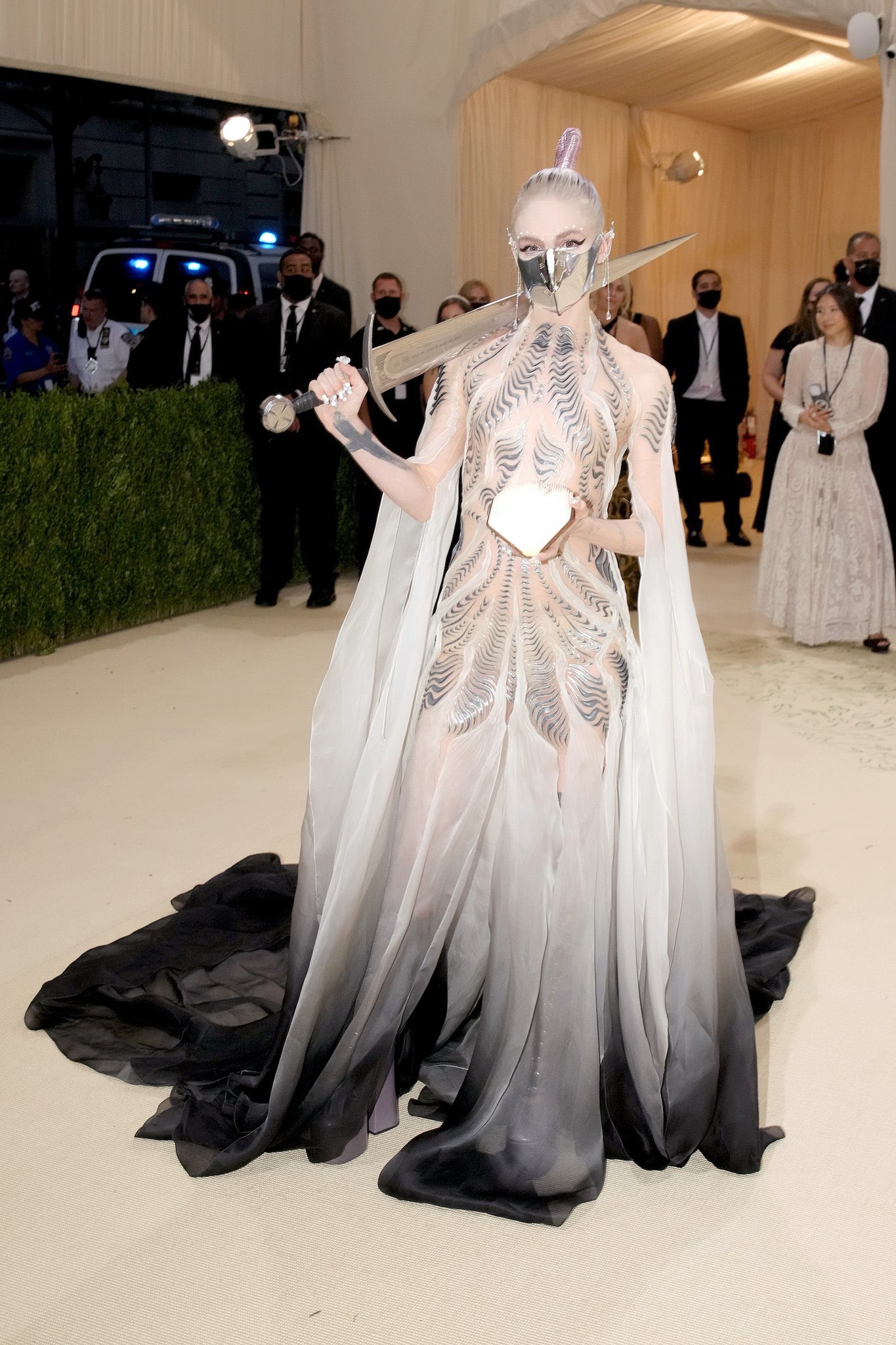 Los mejores looks y memes de la Met Gala 2021