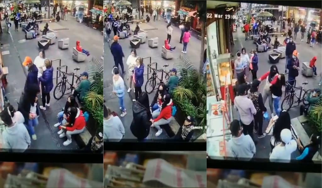 Mujer escupe y golpea a dos jóvenes que se estaban besando en CDMX