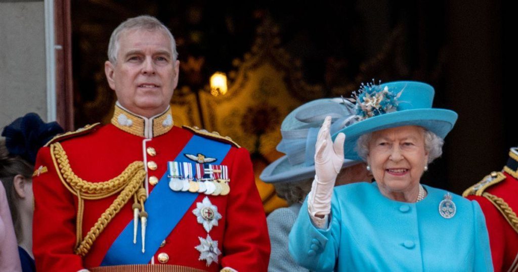 Isabel II retira los títulos militares y patronatos reales a su hijo Andrés
