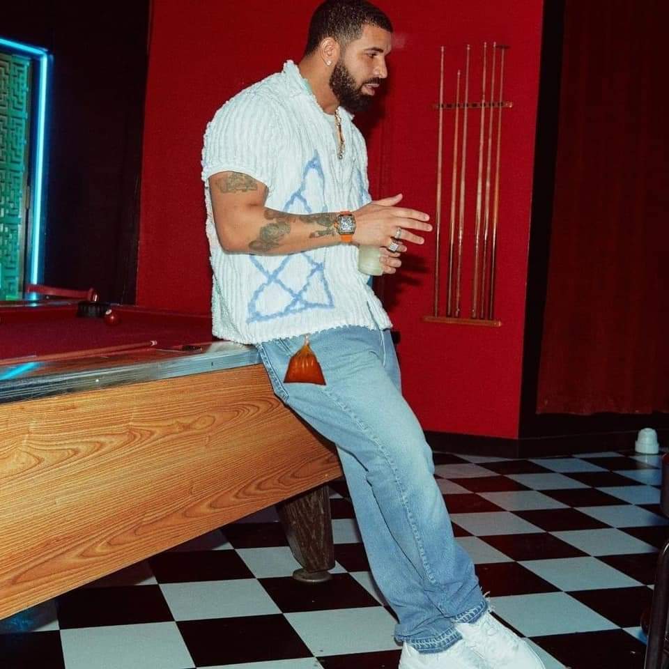 El escándalo de Drake por quemar a una modelo con salsa