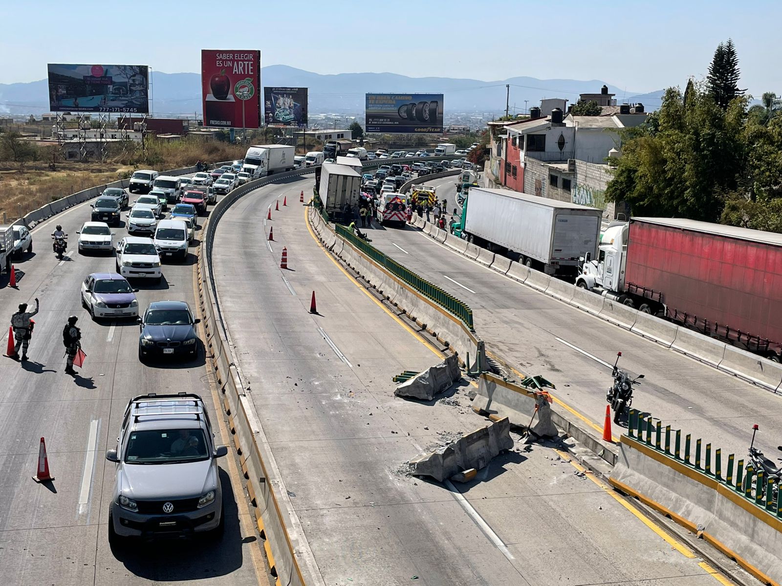 Tráiler choca contra otros autos, deja 13 heridos en la México-Cuernavaca