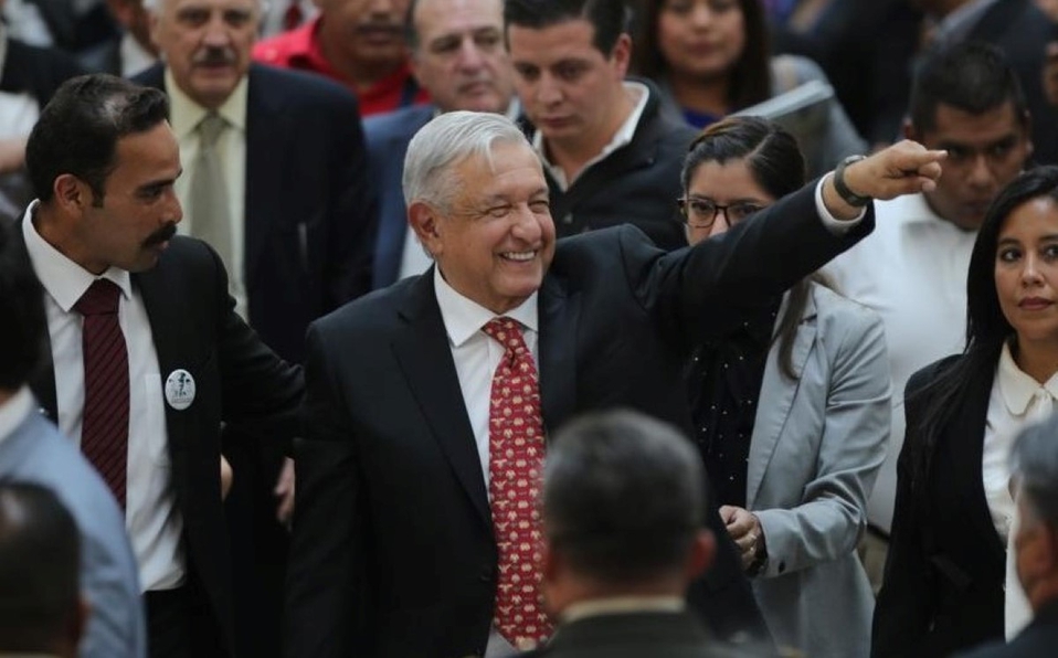 AMLO y lo que significa la corbata que usó en la inauguración de AIFA