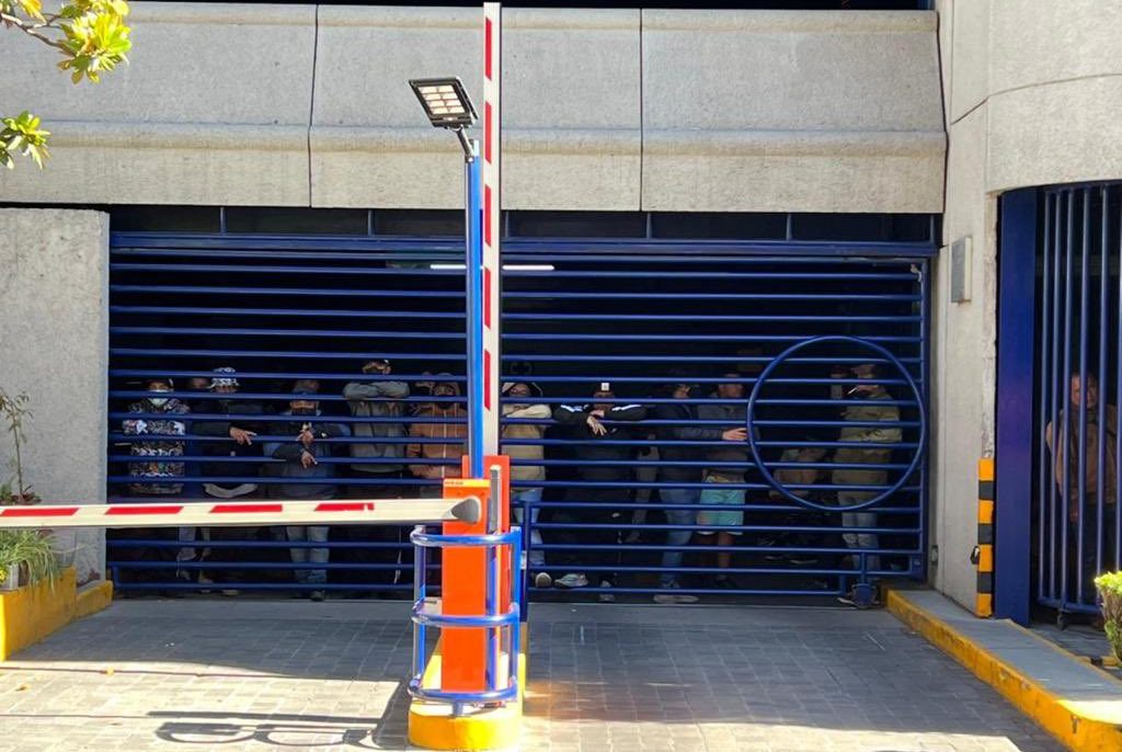 Grupo de personas toman las instalaciones d la cooperativa Cruz Azul