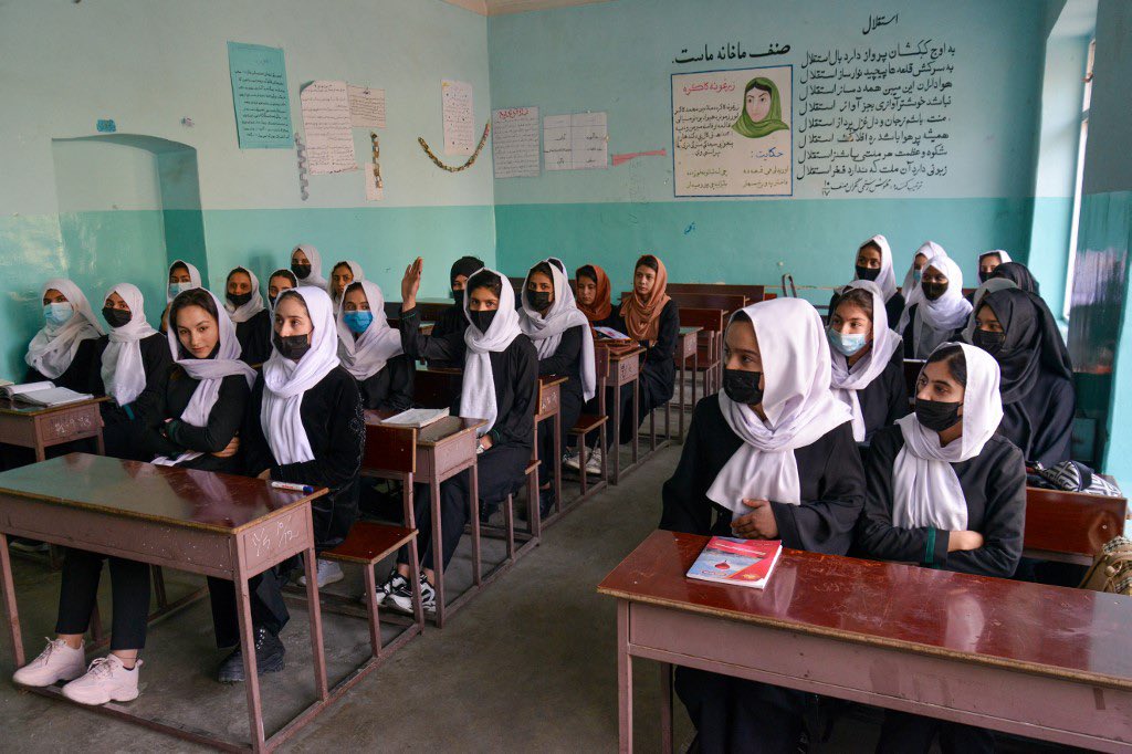 Afganistán cierra escuela para mujeres
