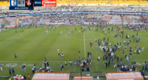 Querétaro vs Atlas suspendido por aficionados que invadieron la cancha