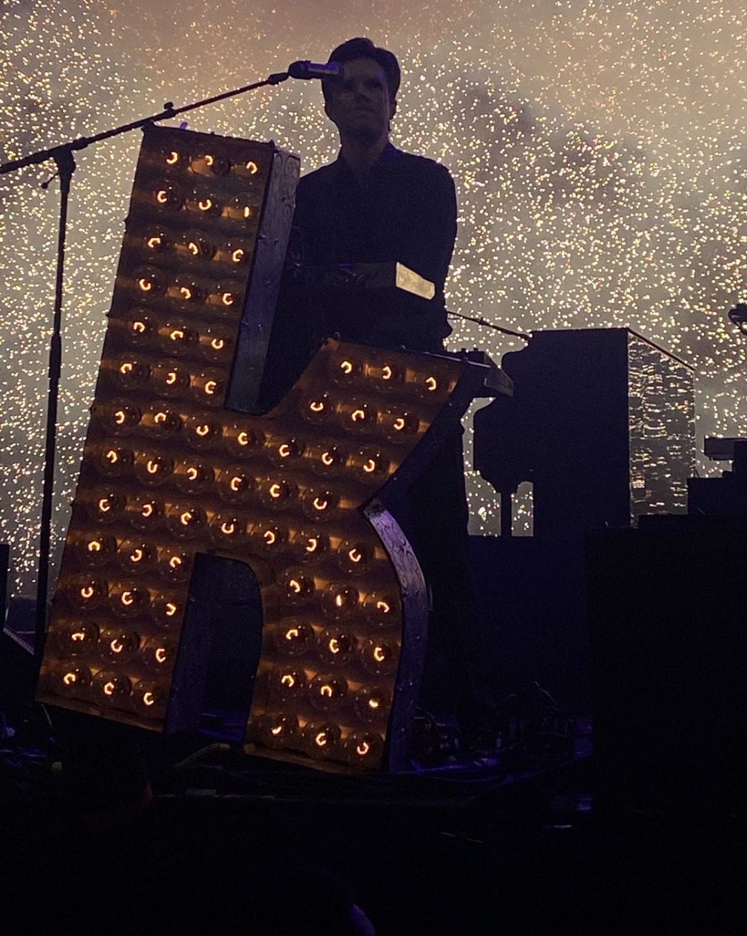 Brandon Flowers sorprende al cantar canción de Luis Miguel en Monterrey