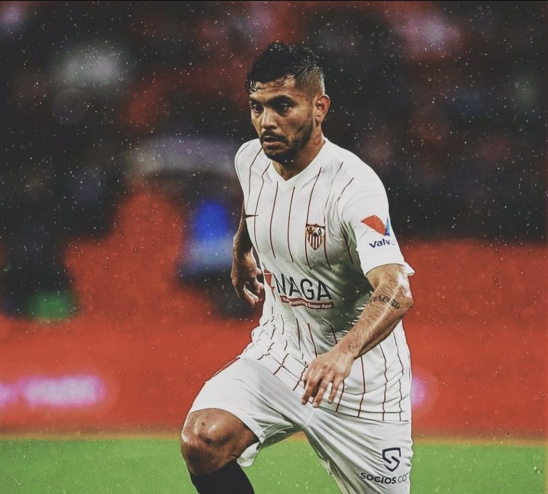 Tecatito Corona se luce con un doblete con el Sevilla