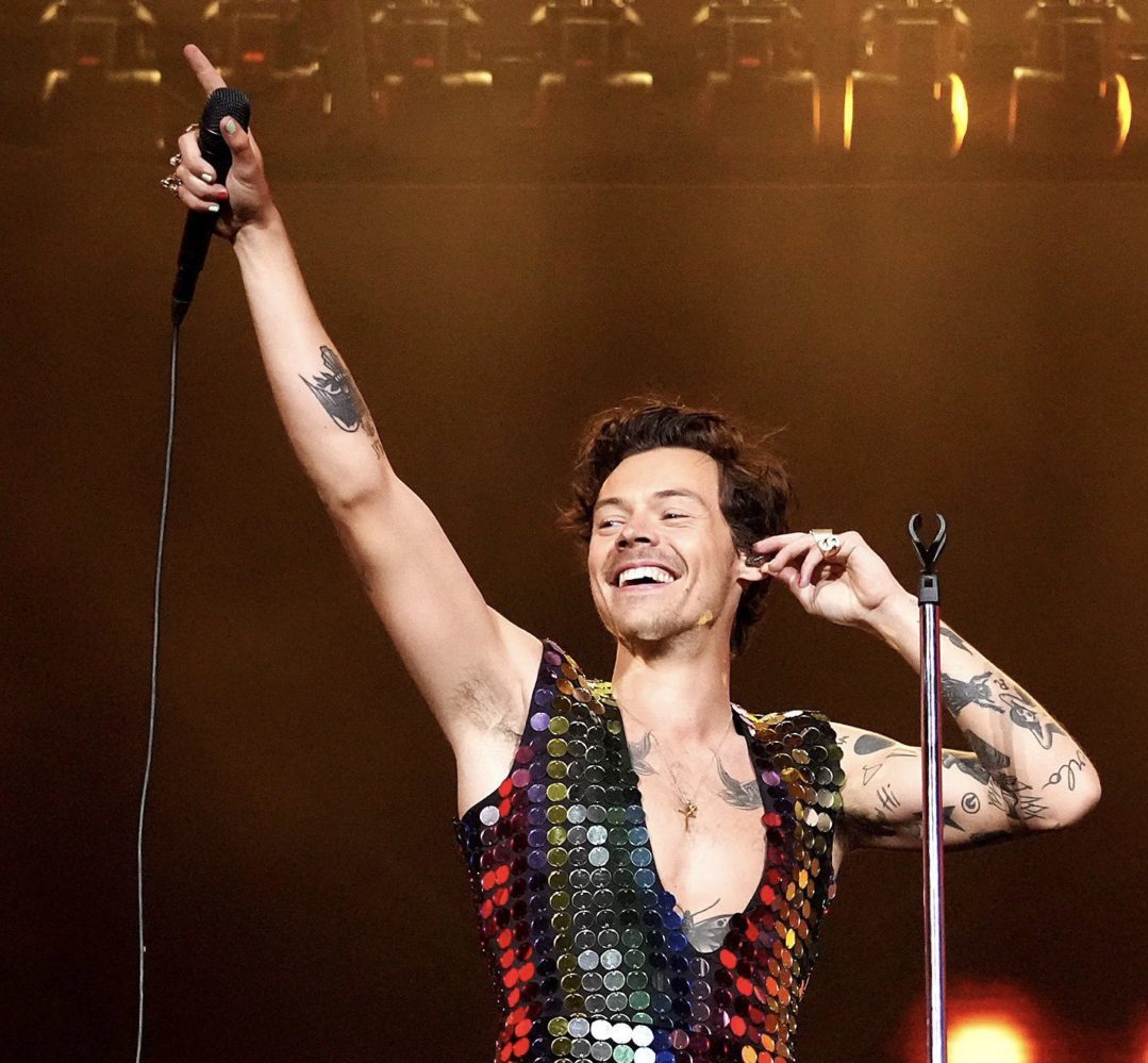 Harry Styles marca tendencia con slook en Coachella
