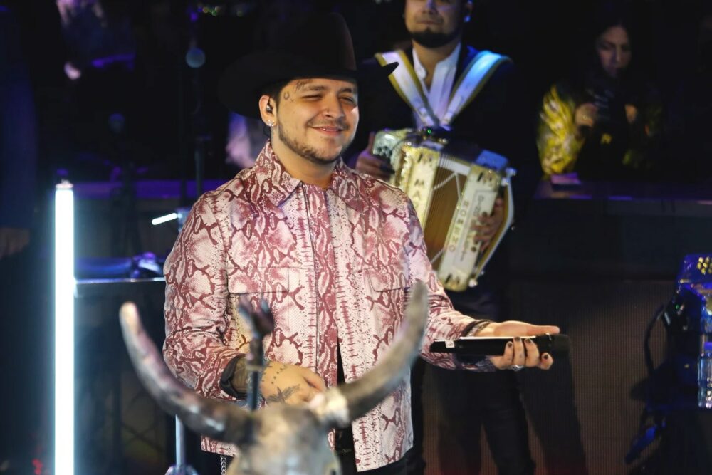 Christian Nodal lanza mensaje a la mamá de Belinda; exhibe conversación