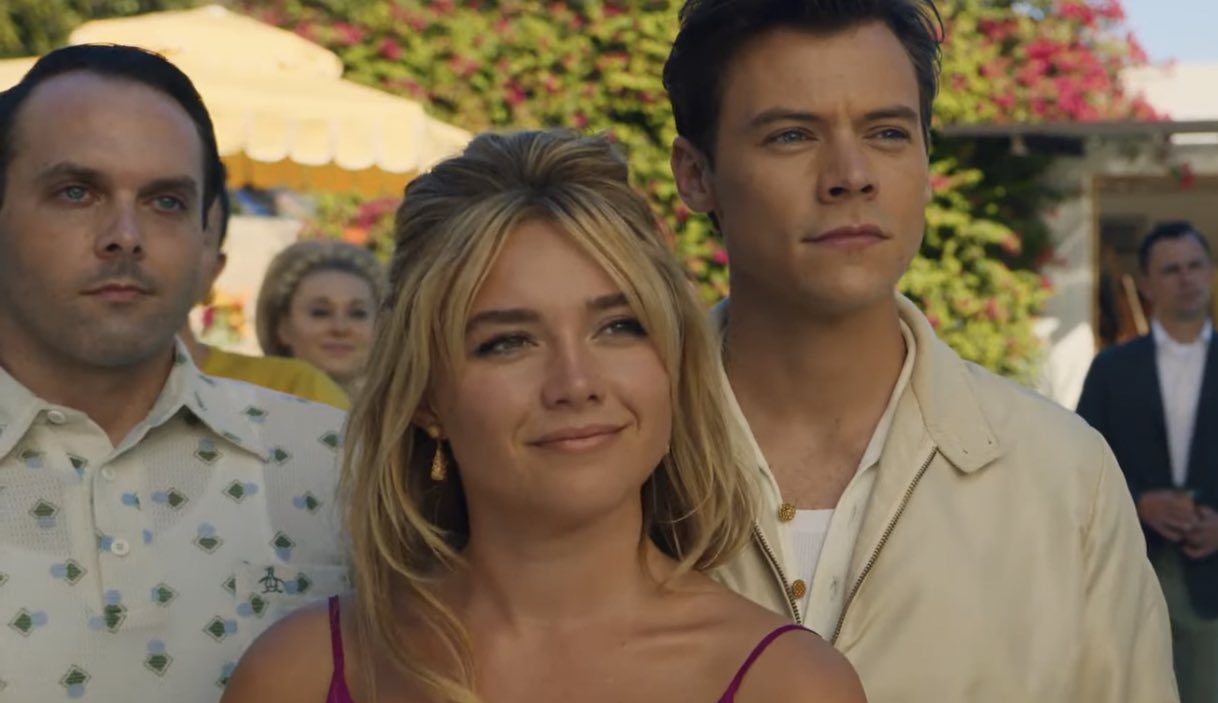 Florence Pugh y Harry Styles muy amorosos en esta nueva películ