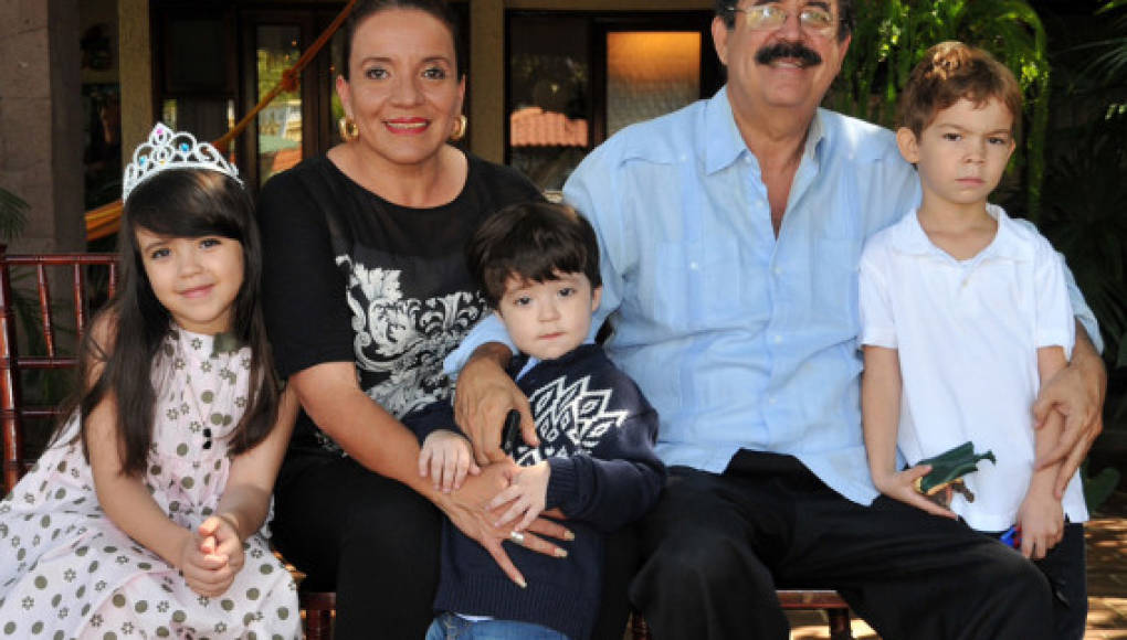 Xiomara Castro junto a su esposo y nietos