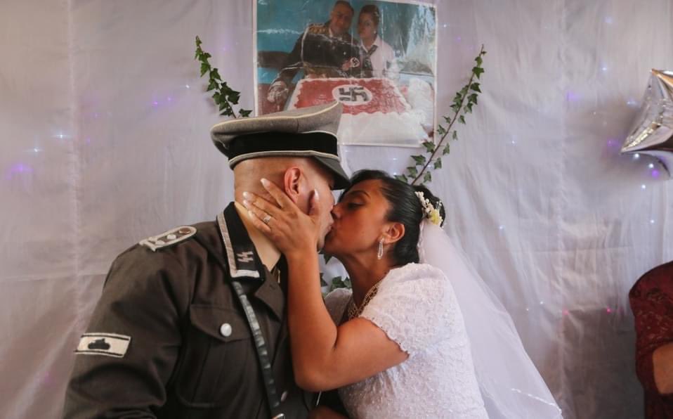 Pareja mexicanos se casan con temática nazi