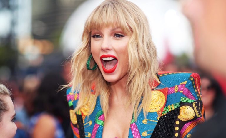 Taylor Swift se gradúa de la Universidad de Nueva York