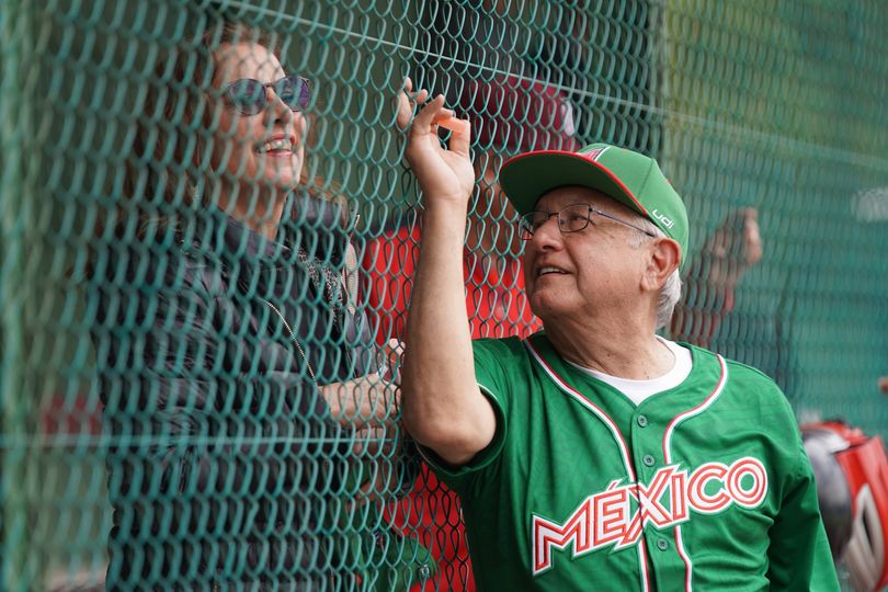 AMLO vence 4 a 2 en partido de béisbol