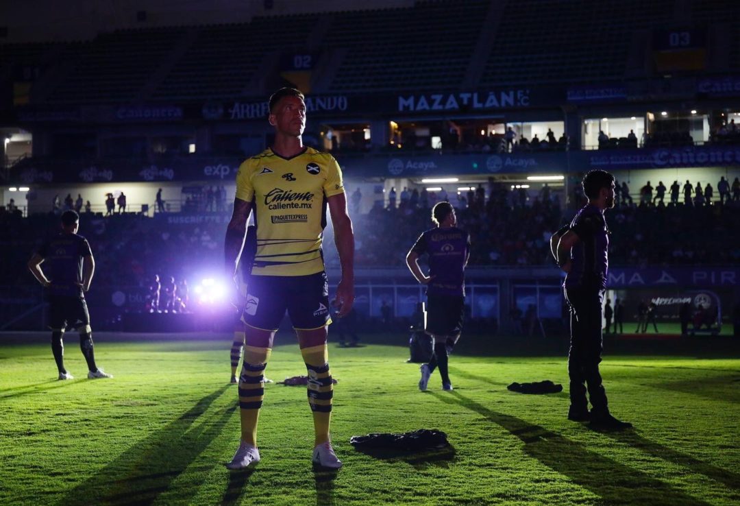 Mazatlán FC causa polémica al presentar su uniforme de visita