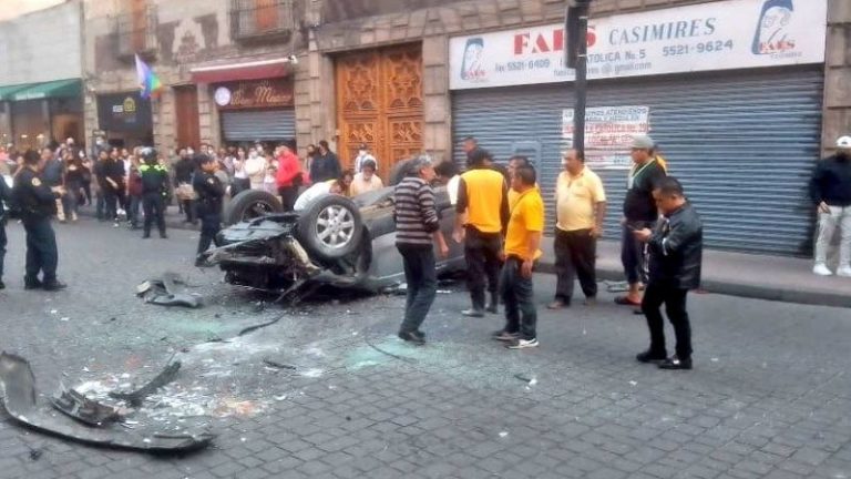 auto cae edificio