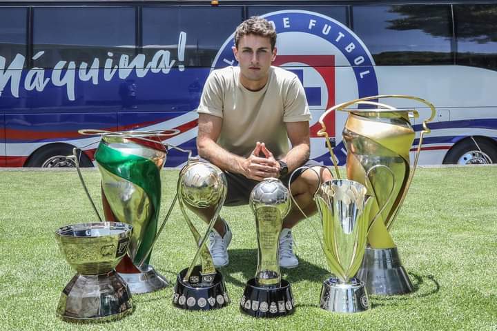 Santiago Giménez medalla campeón