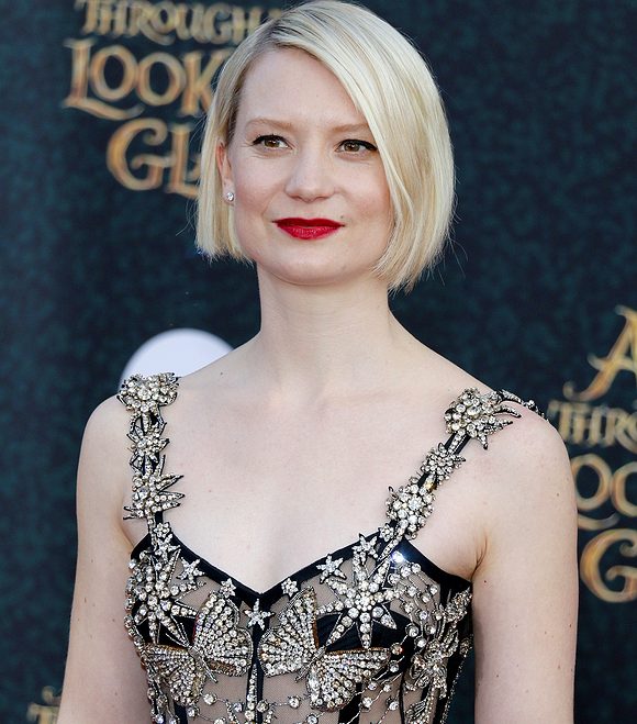 Mia Wasikowska cumbre escarlata