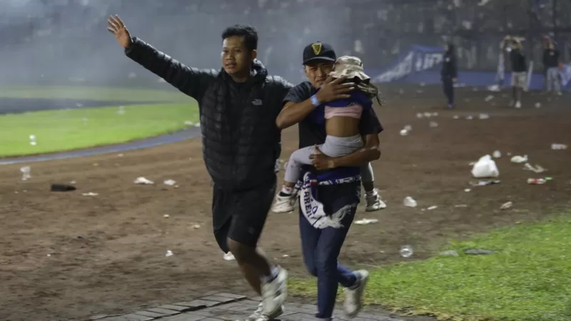 Indonesia partido fútbol muertos