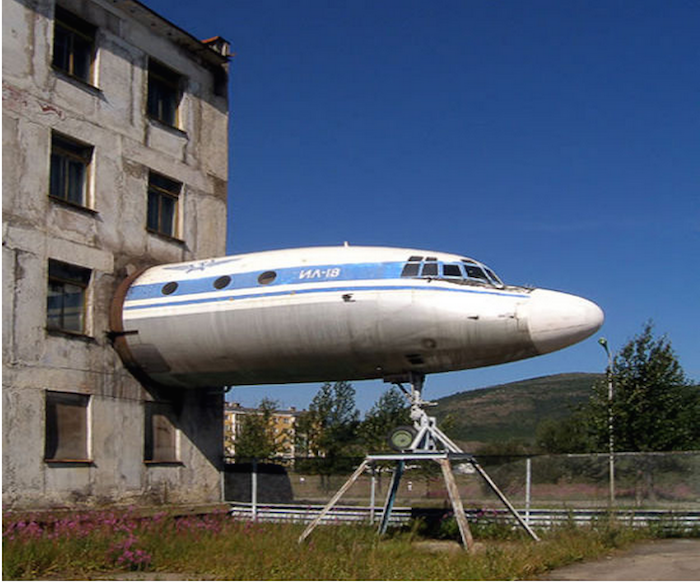 Боровск самолет. Дом самолет. Самолет домашний. Самолет в здании. Дом из самолета.