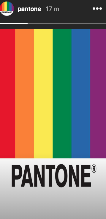 La organización mostró en sus redes sociales los colores Pantone de la bandera LGBT, los cuales están conformados por seis tonos en total.