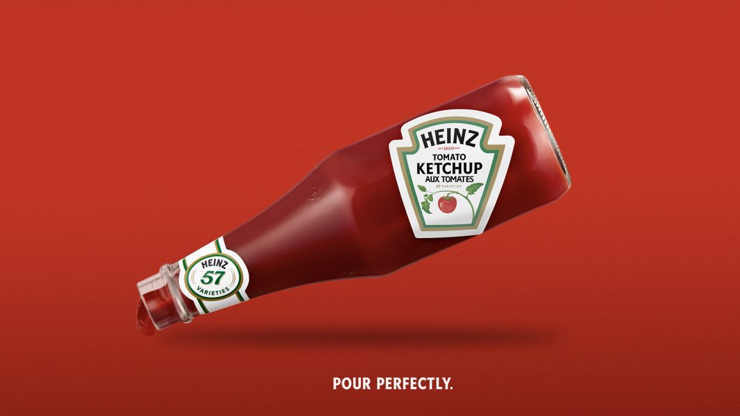 ¿Sabes cuál es el ángulo perfecto para que la catsup salga de un envase de vidrio? Esta botella de catsup Heinz te lo dice.