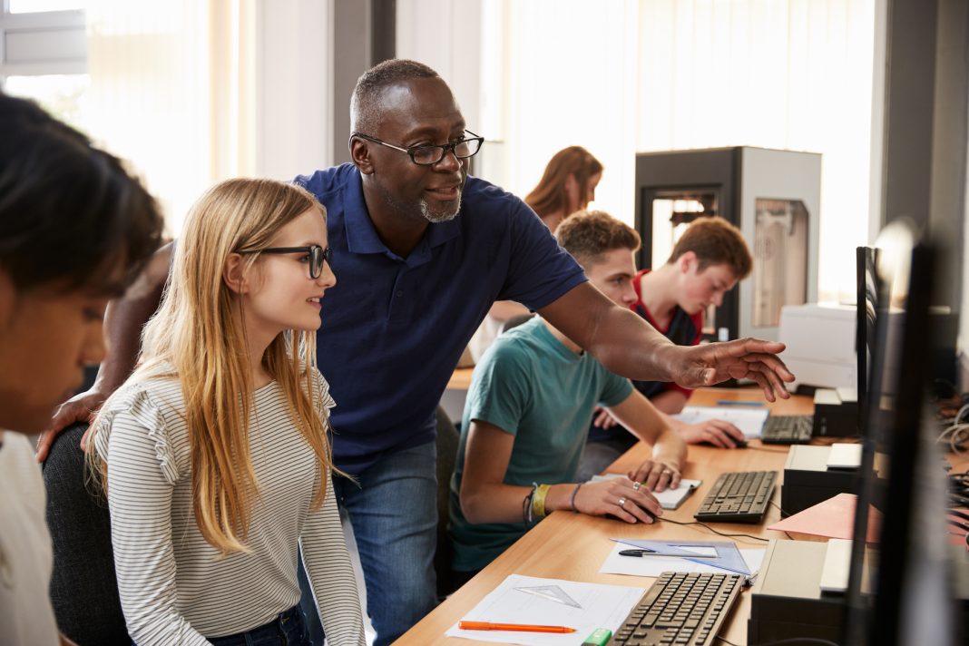 Algunos consideran convertirse en profesor de diseño como parte de su éxito profesional, pero las razones van más allá del reconocimiento intelectual.