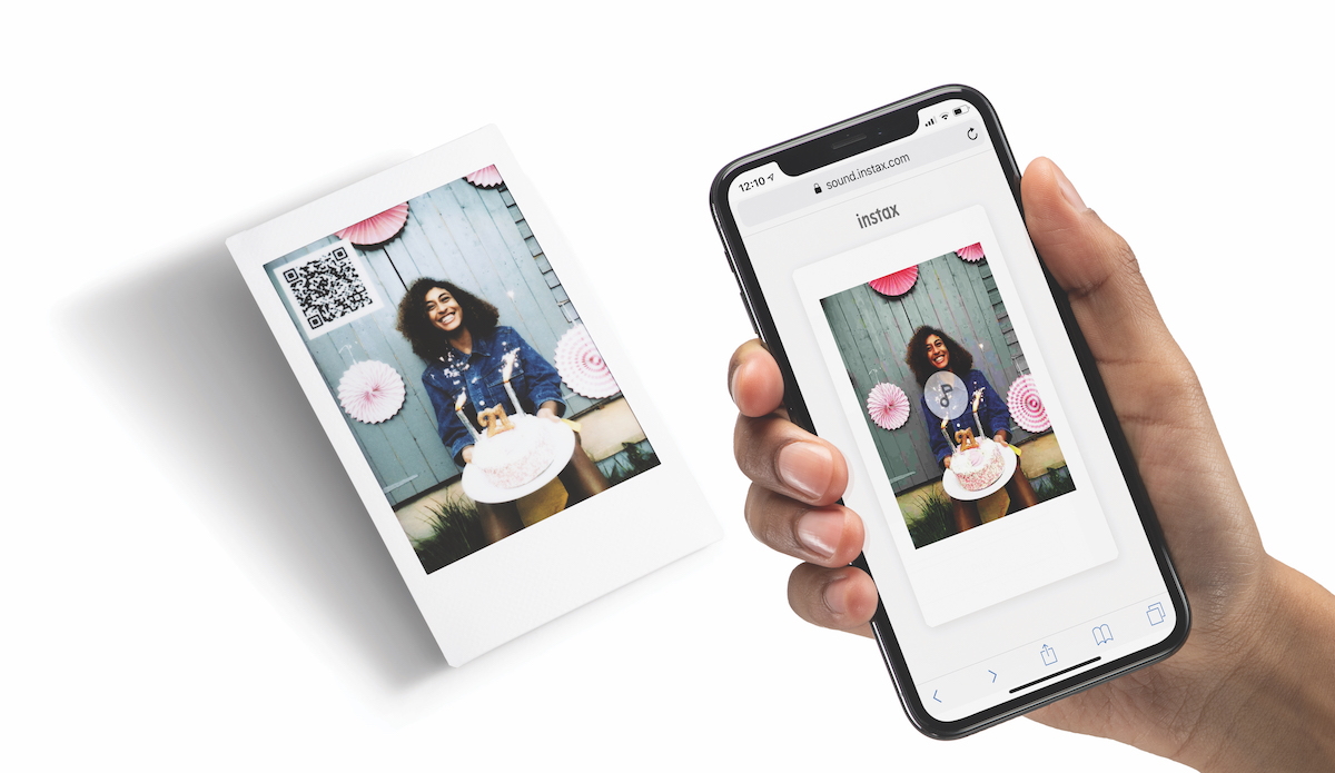 Si creías que las fotografías con sonido eran imposible, esta cámara instantánea lo hace posible, además de agregar una filosofía de regalar recuerdos.