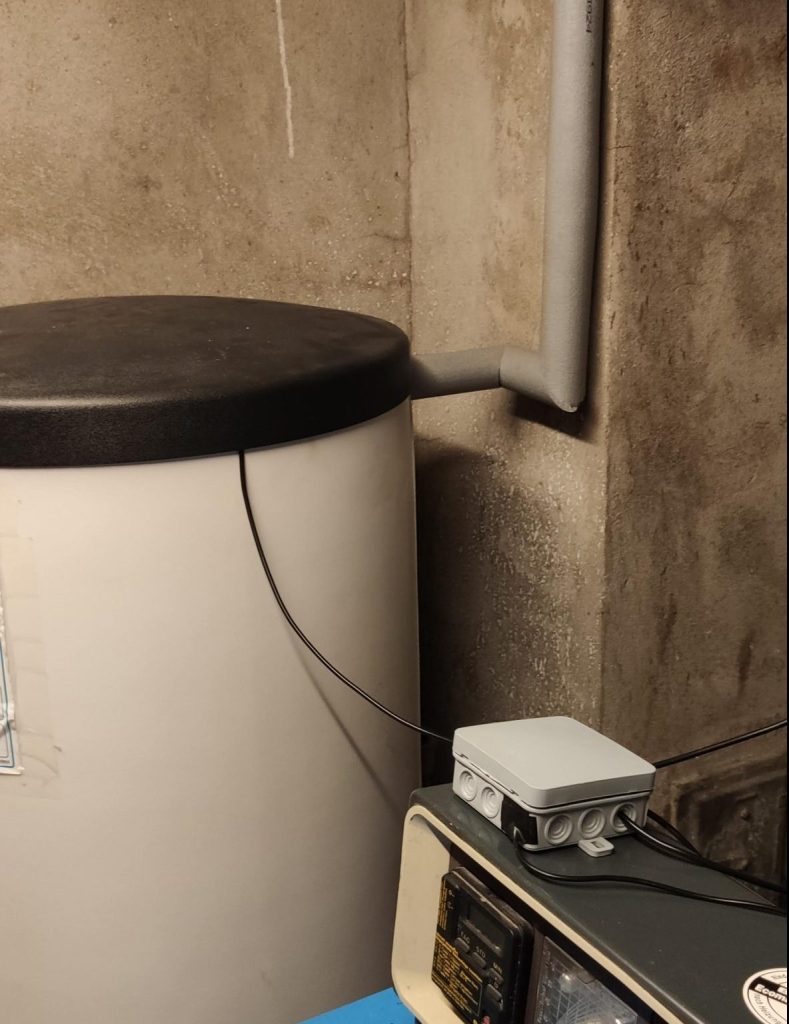 View of the hot water tank with the sensor connected