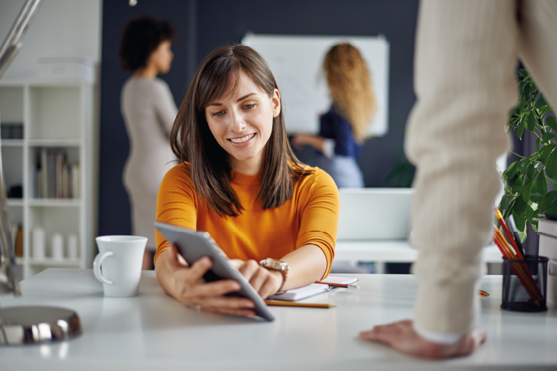 inbound marketing woman pointing to tablet