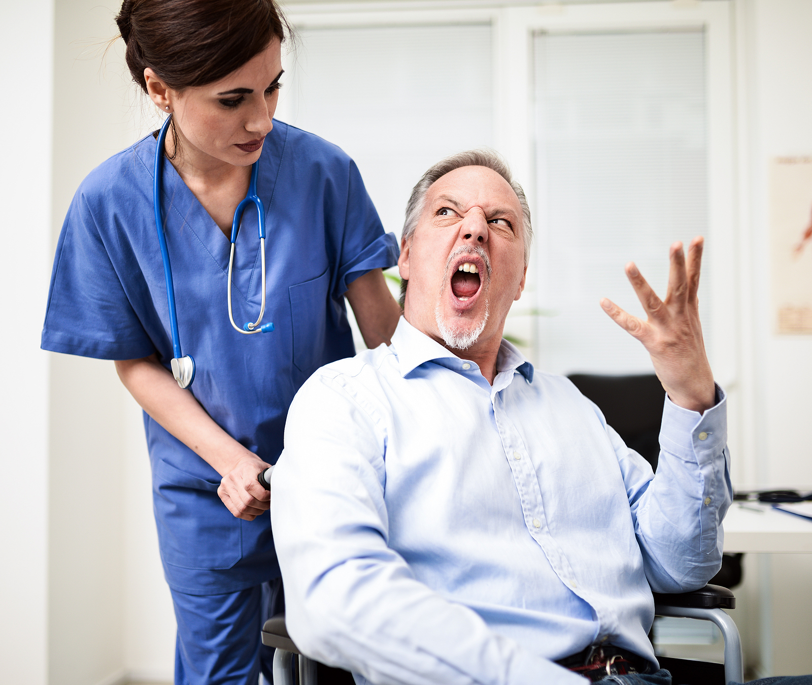 Cómo tratar con pacientes enojados o agresivos: 15 puntos