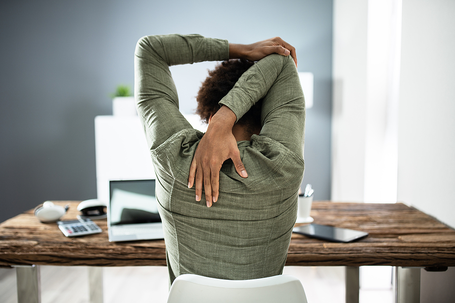 Yoga en silla: Complemento para la labor médica